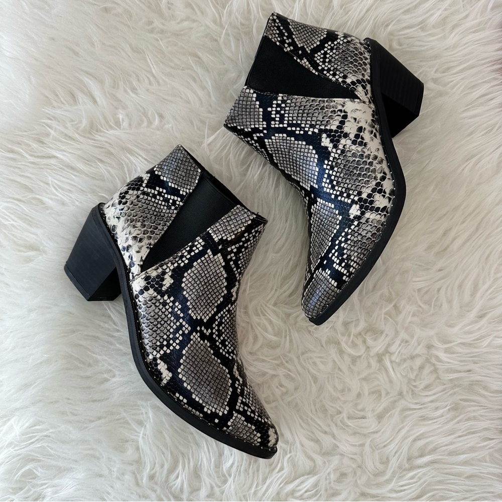 NWOT Universal Thread Snakeskin Booties